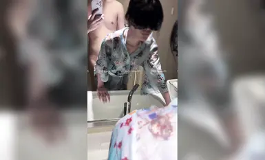 推特新晉4年綠帽美腿淫妻網黃「一個ren」夜下名媛2和服交際花穿上和服跪地口交，對鏡後入，沒有假雞巴舔，只好舔主人的手指