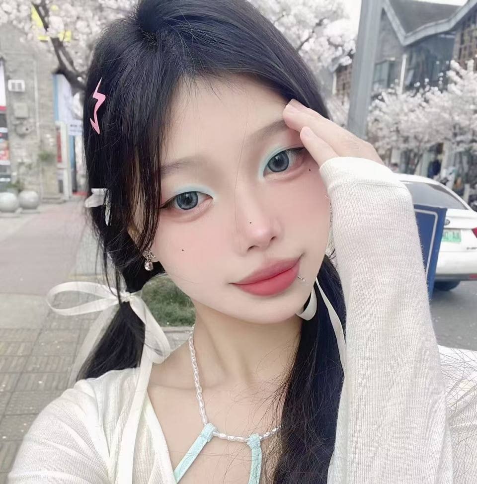 小騷貨讓做什麼就做什麼，讓摳逼就摳逼，讓揉奶就揉奶，一番調教之下高冷太妹竟然還開始享受起來!