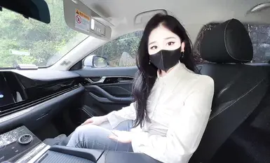 【車內灌精】萌崽兒帶同事老婆野外車震安排上紅邊吊帶黑絲，非常情趣，操著又白又嫩的小穴內射