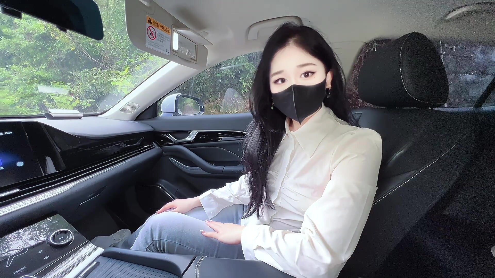 【車內灌精】萌崽兒帶同事老婆野外車震安排上紅邊吊帶黑絲，非常情趣，操著又白又嫩的小穴內射
