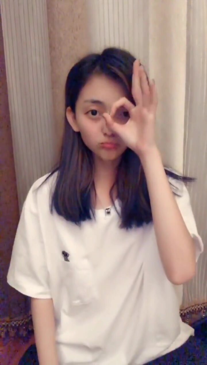 00後超清純的女大學生，私下裡找攝影師私拍，事後被攝影師流出，每周這身材和顏值真頂，就是有點貧乳