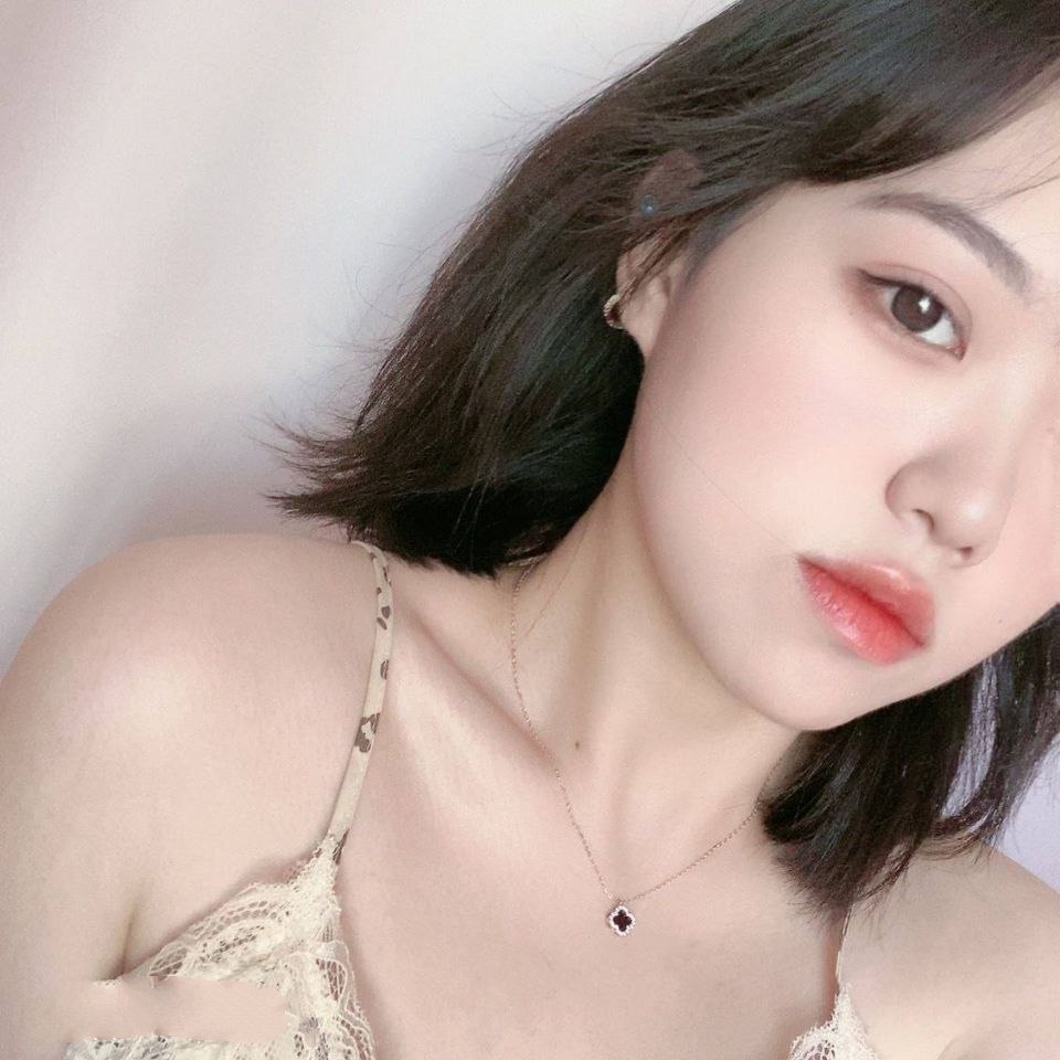 顏值挺白嫩的短發女大學生，短發妹操起來還是有感覺，人前是清純甜妹，在床上是吃雞小能手