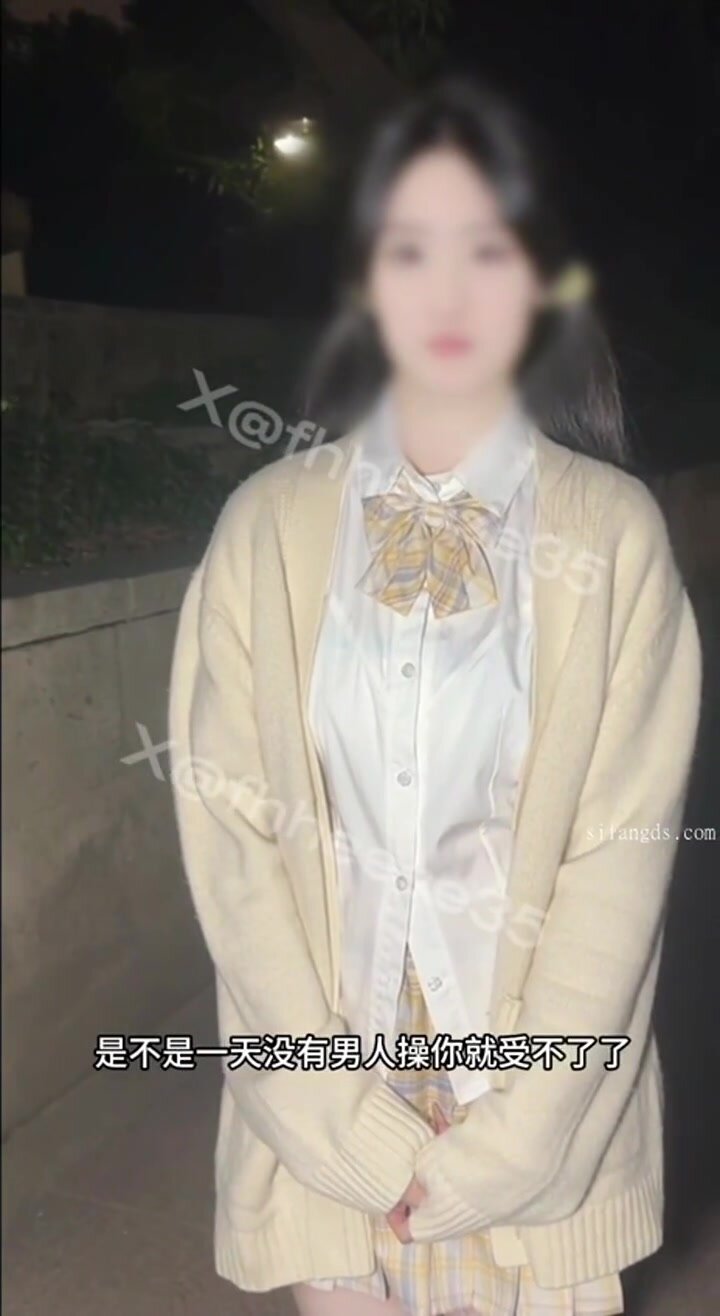 大一播音系小姐姐【小美】足球場調教