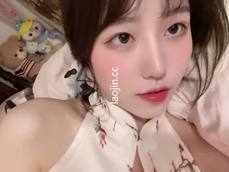 抖音網紅反差婊，露臉3P口爆顏射，粉絲眼裡的青春傻白甜，床上秒變騷母狗，表情超級淫盪，叫聲可射，射嘴裡主動吸舔精液-2