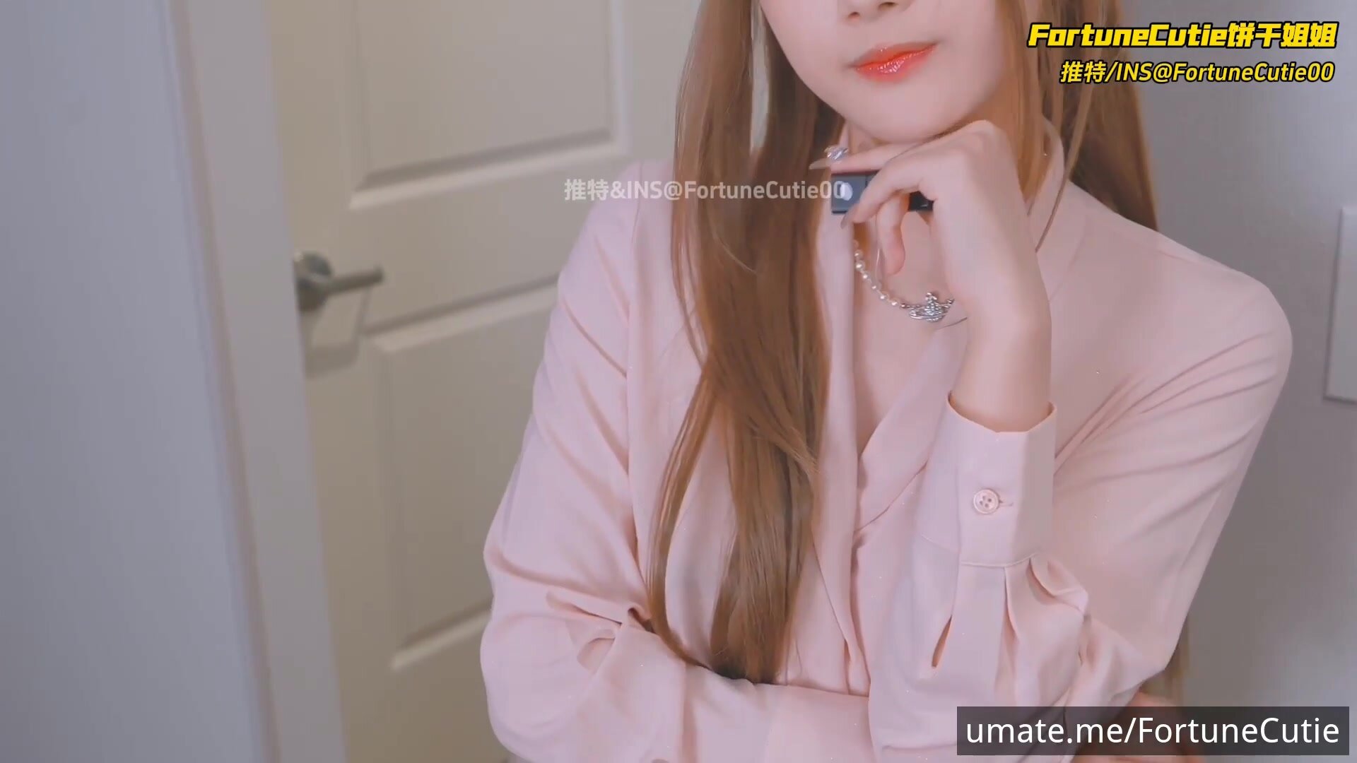 餅干姐姐 公司偷情灌滿同事繼姐上下兩個小嘴，操遍每個角落，口足插全套淫亂