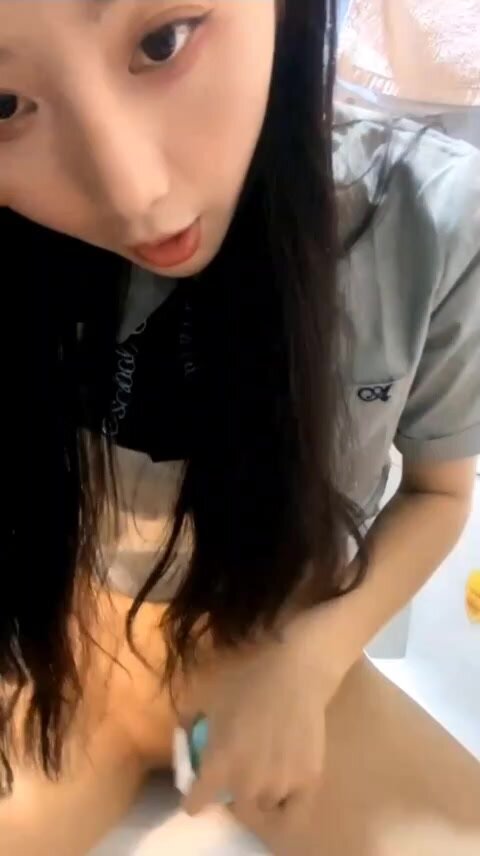 長發御姐衛生間洗澡，大長腿著實誘惑露臉男友見了忍不住全景舔逼道具自慰馬桶上口交