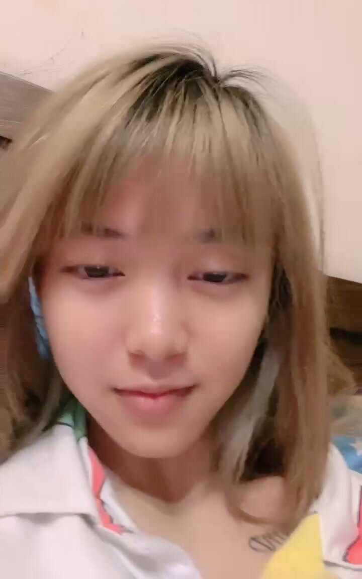 年輕嫩妹_和媽媽同住_偷偷陽具自慰