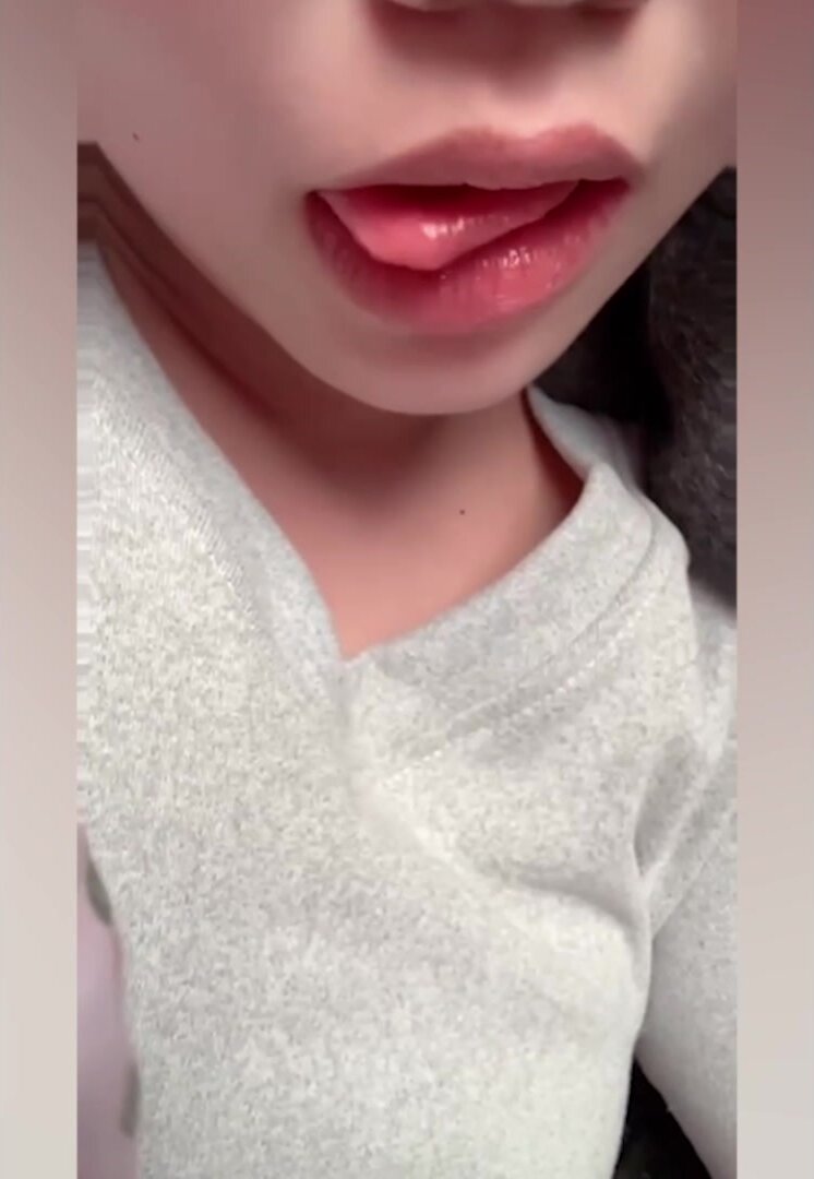 四川巴中19歲嫩妹陳佳鈺，小小年紀就玩得特別花，性慾十分網上，非常喜歡在網上交友